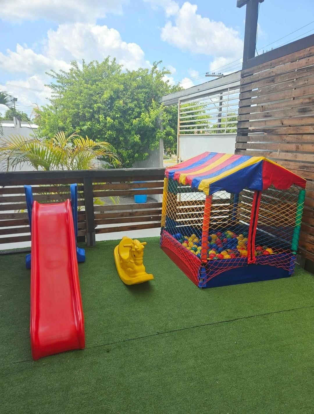 Escorregador, cavalinho e piscina de bolinhas do espaço infantil