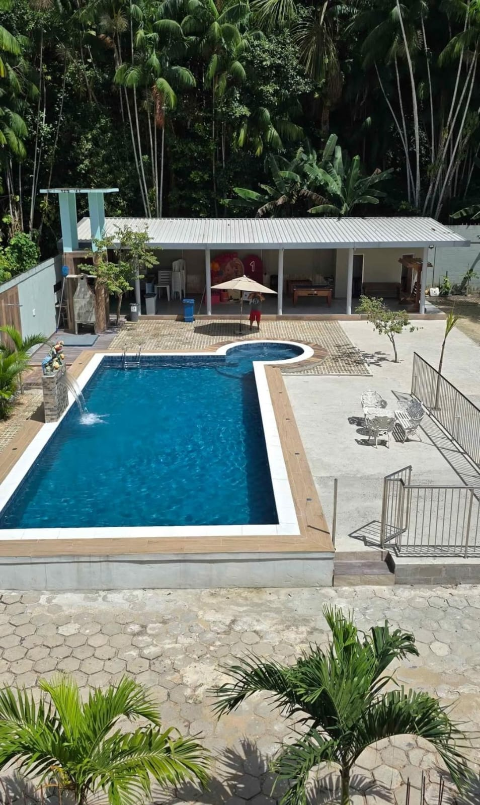 Piscina e área externa do local da festa